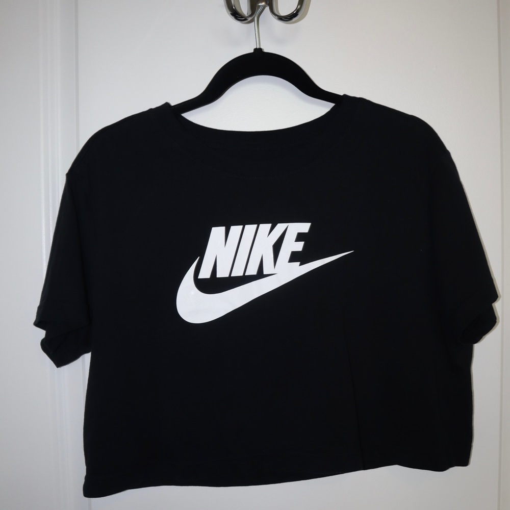 Nike Women's Sportswear Essential Cropped T-Shirt